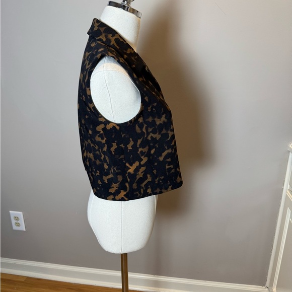 Theory Cropped Sleeveless Polo in Tortoiseshell Printed Crepe - Picture 4 of 6